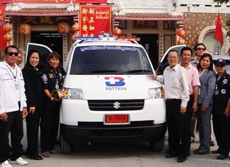 Saichol Panchumchit, Thai Health Insurance manager of Bangkok Hospital Pattaya presented an ambulance to Prasit Thongthitcharoen, chairman of the Sawang Boriboon Thammasathan Foundation, Pattaya, for the use in the service of people in need of urgent medical attention on Koh Larn.
